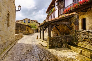 Santillana del Mar, Cantabria 'da geçmişte hayvanlar için su kaynağı olarak kullanılan küçük bir çeşme.