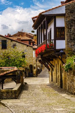Cantabria, Santillana del Mar 'ın çarpıcı ortaçağ köyünde çiçeklerle dolu ahşap balkonlar.