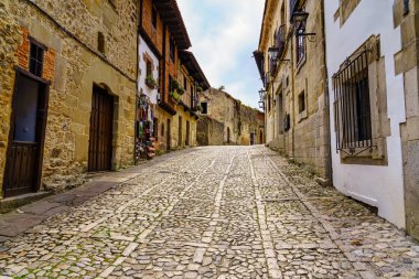 Santillana del Mar adlı küçük bir köyün ana caddesi, İspanya 'nın en güzel yerlerinden biri.