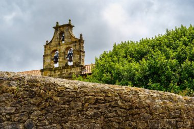 Cantabria 'nın Santillana del Mar kentindeki fakir Clares manastırının kulesi ve çan kulesi.
