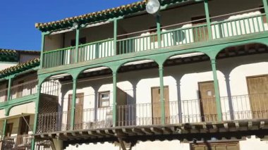 Madrid 'de Chinchon meydanında kapıları olan ünlü ahşap balkonlar.