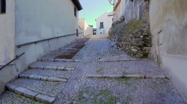 Madrid 'in güzel beyaz Chinchon köyünün sarp sokaklarına taş basar.