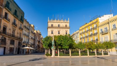 İspanya 'nın başkenti Valencia' da eski binaları ve çeşitli sarayları olan Plaza de la Virgen.