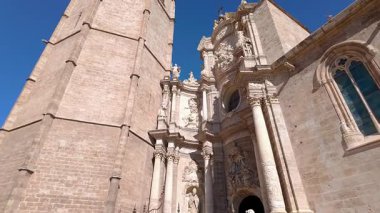 Valencia Gotik Katedrali 'nin ana cephesi ve ünlü Miguelete' si İspanya Kulesi.