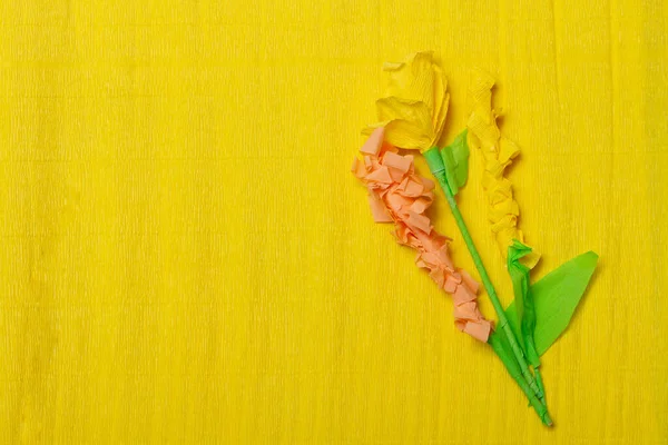 Hausgemachte Papierblumen Aus Gelbem Wellpapier Auf Gelbem Hintergrund — Stockfoto