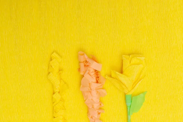 Drei Selbstgemachte Blumen Aus Gelbem Papier Zum Basteln Hintergrund — Stockfoto