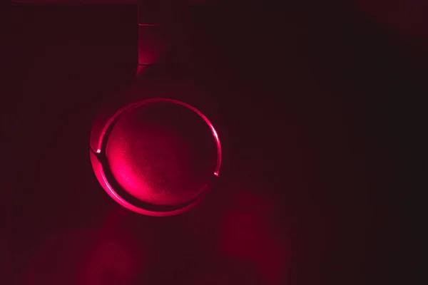 Auriculares Negros Sobre Fondo Negro Luz Roja Copiar Espacio —  Fotos de Stock