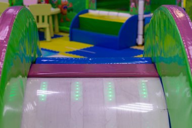 Alışveriş merkezindeki çocuk kasabasında kayın ve çocukların binmesini bekleyin.