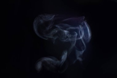 Siyah arka planda sıcak sudan çıkan bir buhar bulutu..