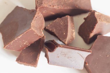 Çikolata parçaları kırılmış, yakın plan kahverengi çikolata..