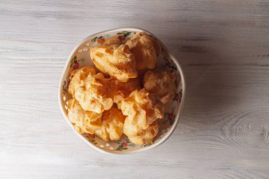 Beyaz ahşap arka planda kremalı muhallebi kekleri..