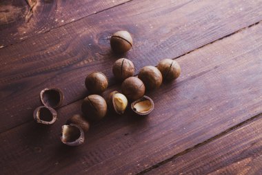 Lezzetli kahverengi macadamia fındıkları yakından. Boşluğu kopyala.