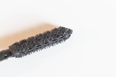 Beyaz arka planda siyah mürekkep fırçası ve mürekkep izleri.