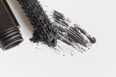 Beyaz arka planda siyah mürekkep fırçası ve mürekkep izleri.