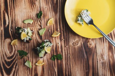 Limonlu ve otlu avokado ezmeli çavdar ekmeğinden sağlıklı sandviçler hazırla..