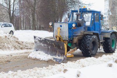 Kışın özel ekipmanların yardımıyla karların kaldırılması.