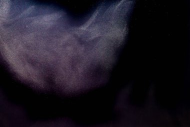 Siyah arka planda hazır kahve bulutu.