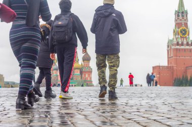 Rusya Moskova 03: 31 2021 Bir grup yabancı turist ilkbaharda Moskova 'daki Kızıl Meydan' da yürür.