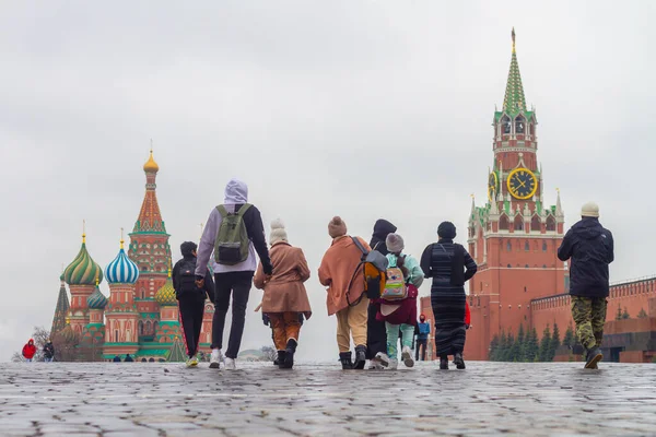 Москва 2021 Група Іноземних Туристів Гуляє Червоній Площі Москві Навесні — стокове фото