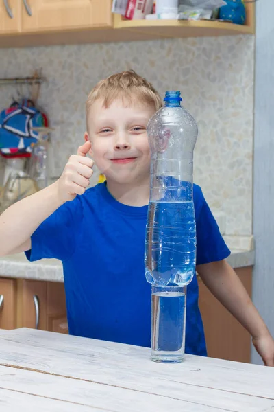 Έννοια Του Καθαρού Πόσιμου Νερού Από Ένα Πλαστικό Μπουκάλι Αντίχειρες — Φωτογραφία Αρχείου