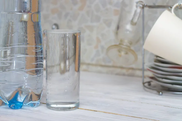 Sul Tavolo Della Cucina Trova Bicchiere Pieno Acqua Limpida Copia — Foto Stock