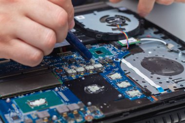 Laptop soğutma sistemine yeni bir termal yapıştırıcı ekliyorum..