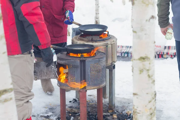 Preparação Panquecas Por Grupo Pessoas Fogo Panelas Ato Fritar Inverno — Fotografia de Stock