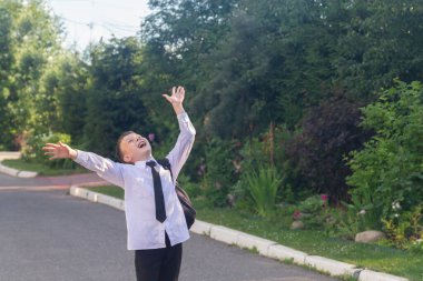 Öğrenci okul bitiminden ve tatilden sonra mutlu ve gülüyor.