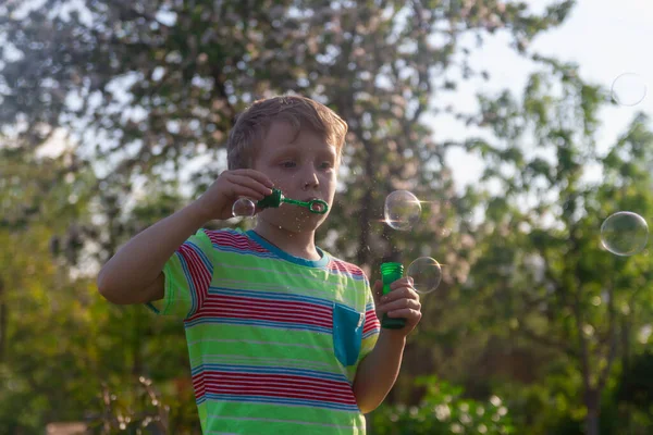 Мальчик Играет Летом Пускает Мыльные Пузыри Ртом Сад — стоковое фото