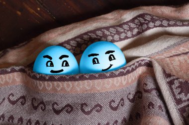 İki mavi yumurta yatakta yatar ve gülümser. Erkekler arasındaki eşcinsel ilişkilerin sembolü..