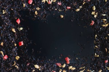 Kurutulmuş elma dilimleri ve pembe şekerli ananaslı meyveli çay. Geçmişi. Boşluğu kopyala.