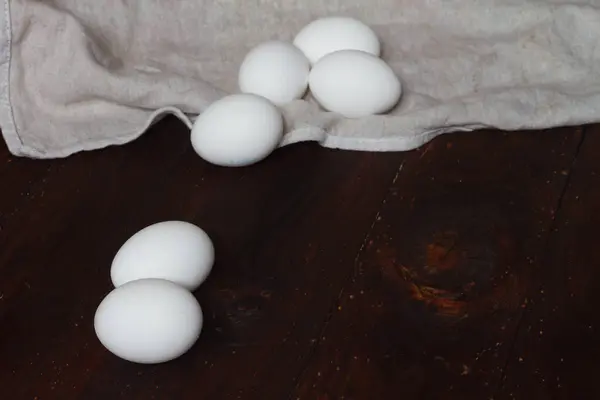 Białe Jaja Kurze Brązowym Drewnianym Stole — Zdjęcie stockowe