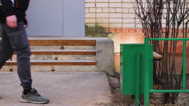 Homem Joga Lixo Guardanapo Branco Lixo Rua Entrada Casa — Vídeo de Stock