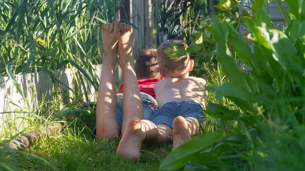 Zwei Freunde Des Kindes Liegen Zusammen Auf Dem Rasen Garten — Stockfoto