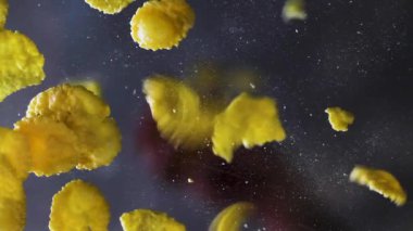 Mısır taneleri şeffaf bir yüzeyde tepeden tırnağa hızla düşer ve uçar..