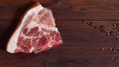 Kahverengi ahşap arka planda çiğ domuz eti ve bezelye..