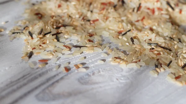 Une Pile Riz Frais Non Bouilli Diverses Variétés Est Dispersée — Photo