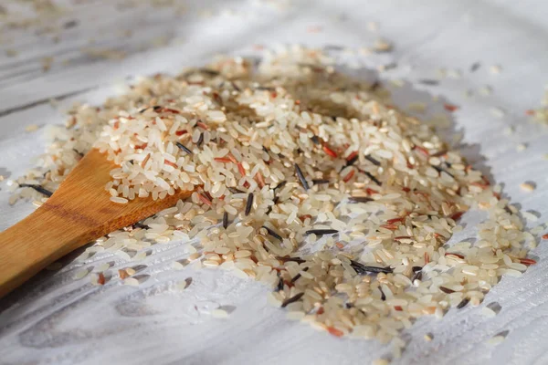 Mélange Riz Différentes Variétés Éparpillées Sur Une Table Bois Blanc — Photo