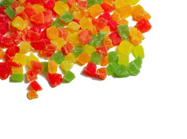 Beyaz arka planda kurumuş ananas parçaları. Beyaz arka planda sarı, turuncu, kırmızı ve yeşil renkli meyveler..