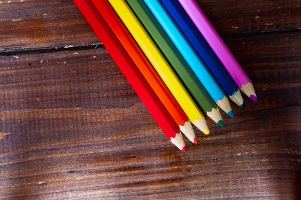 Χρωματιστά Μολύβια Διαφόρων Χρωμάτων Χρώμα Του Ουράνιου Τόξου Καφέ Ξύλινο — Φωτογραφία Αρχείου