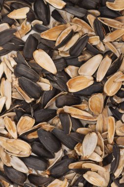 Çekirdek kabuğu yakın plan, yenmiş tohumların siyah ve beyaz temizliği.