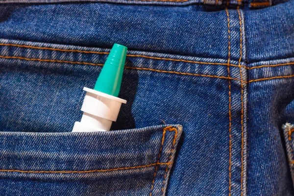 Spray Nasale Medicina Raffreddore Comune Nella Tasca Dei Blue Jeans — Foto Stock