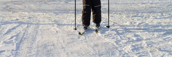 Zimie Dziecko Jeździ Nartach Śniegu Chłopiec Uczy Się Jeździć Nartach — Zdjęcie stockowe