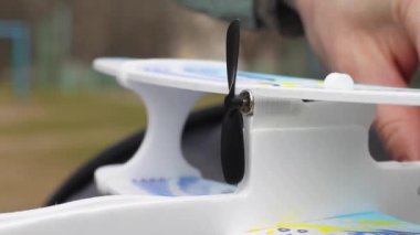 Oyuncak uçağın pervanesi hızla dönüyor ve hafif köpük uçak uçup gidiyor.