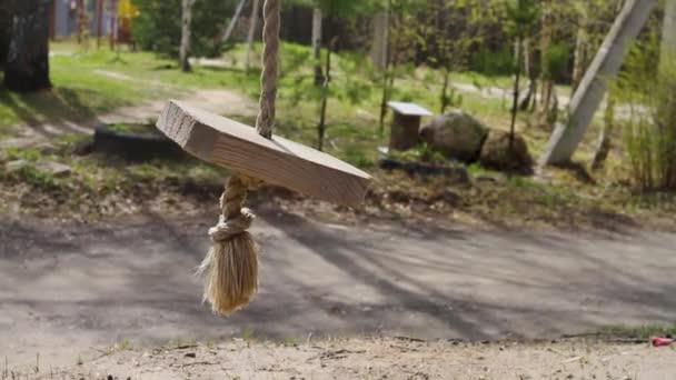 Une Balançoire Élastique Bois Fait Maison Sur Une Corde Épaisse — Video