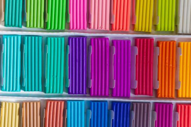 Modelleme ve yaratıcılık için çok renkli plastik parçalardan oluşan yaratıcı bir arkaplan.