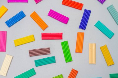 Modelleme ve yaratıcılık için çok renkli plastik parçalardan oluşan yaratıcı bir arkaplan.