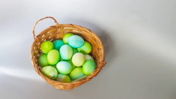 Niebieskie Zielone Pisanki Wiklinowym Koszu Wiosenne Wakacje Wielkanoc — Zdjęcie stockowe