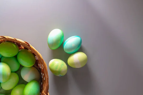 春节假期里 蓝色和绿色的复活节彩蛋放在柳条篮里 — 图库照片