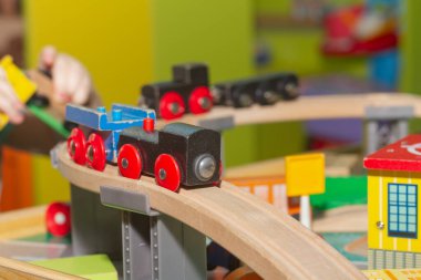 Çocukların oyun odasındaki ahşap tren vagonunda kızlar ve erkekler için bir oyuncak gibi..